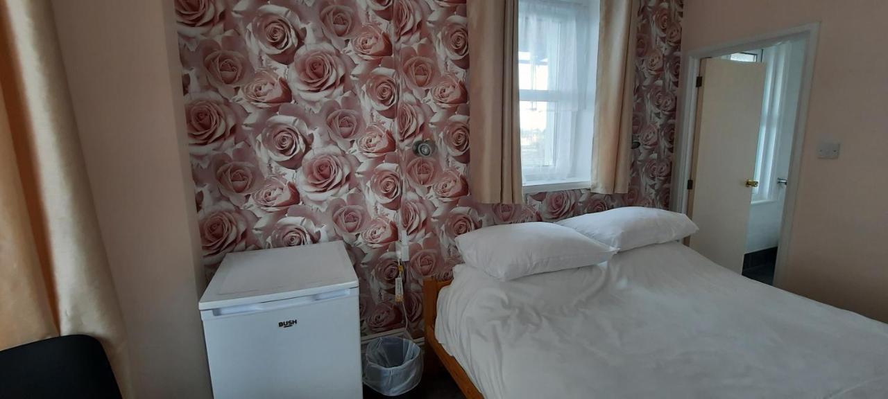 Dolphins Hotel บอร์นมัธ ภายนอก รูปภาพ