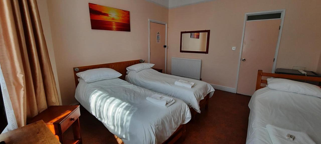 Dolphins Hotel บอร์นมัธ ภายนอก รูปภาพ
