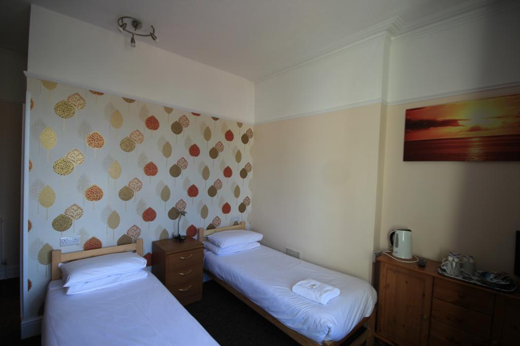 Dolphins Hotel บอร์นมัธ ภายนอก รูปภาพ